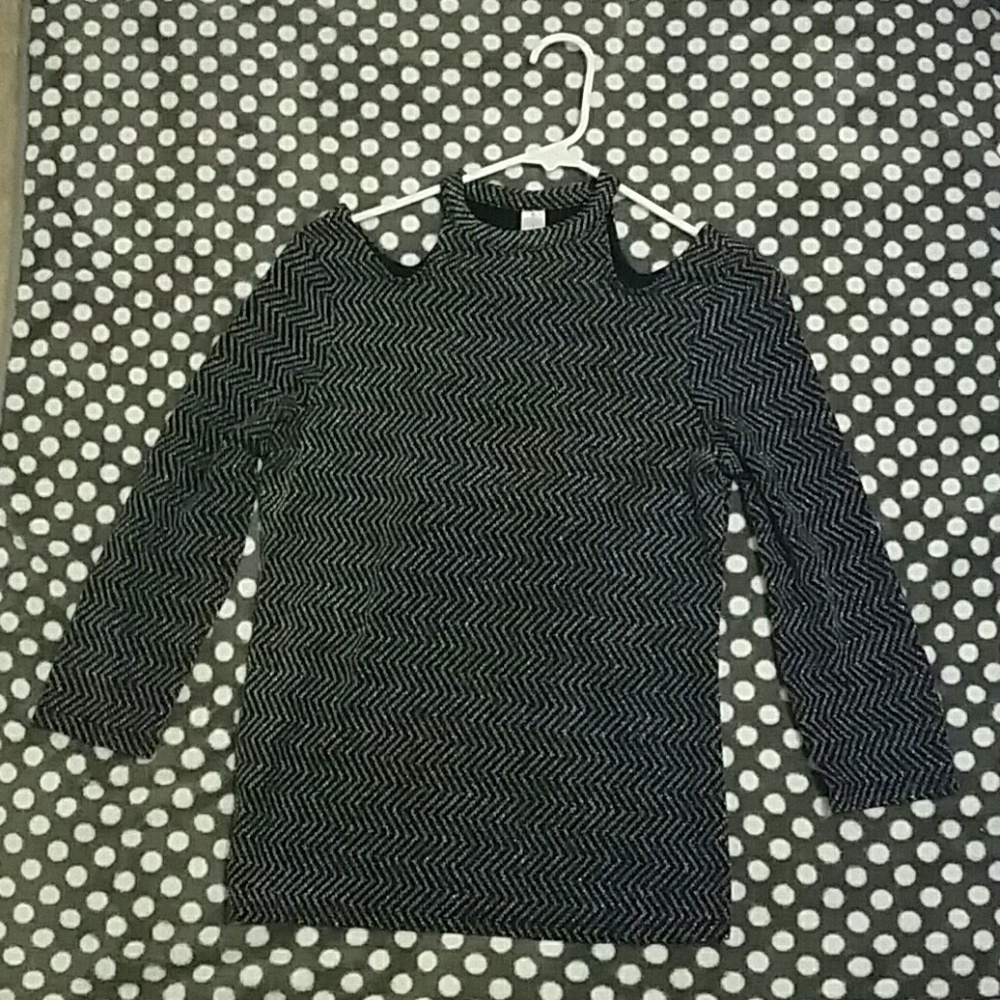 Long sleeve cold shoulder shirt